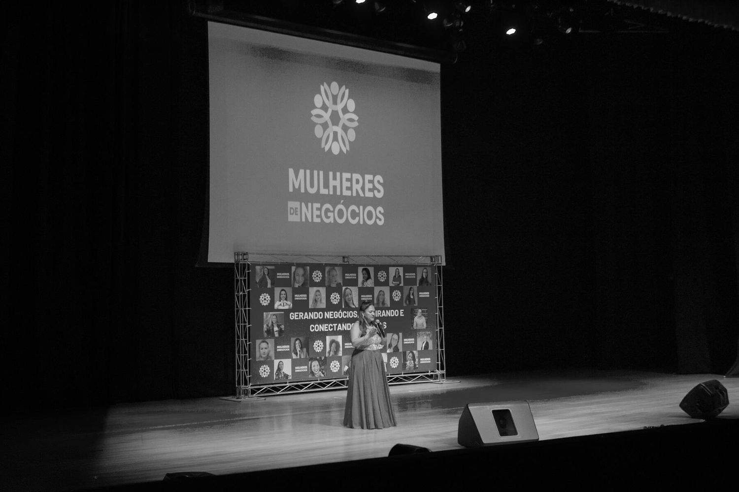 Lia no palco do evento Mulheres de Negócios, em Caieiras